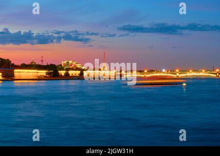 Peter und Paul Festung, Neva Fluss und Trinity-Brücke in St. Petersburg während der Weißen Nacht, Russland Stockfoto