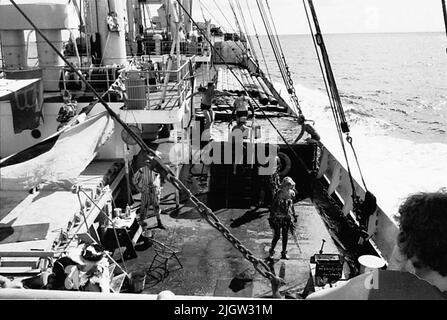 African trip, line -term acquisition: Bücher und Archivmaterial.35 Bilder in Serien. Das Foto wurde ungefähr 1961-09-02 aufgenommen. Linie für diejenigen, die den Äquator zum ersten Mal passieren. An Deck ist eine Szene vorbereitet. Einige Männer baden in einem Pool, der auf dem Deck vorbereitet ist. Stockfoto