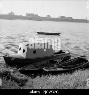 2. Die Niederlande, Frankreich. Photo Journal ist erhältlich bei B.M.A. + Fotoalben. Erwerb: Bücher und Archivmaterial. Fotos aufgenommen zwischen 1959-10-12. Und 1959-10-16,12 Bilder in Serie. Nach Angaben: Frankreich. Loire, V auf Tours. 16/10 -59. Flussboote mit flachem Boden. Mit und ohne Faust. Jagdspiegel abgelagert, wahrscheinlich für Außenbordmotoren. Ausgestattet mit Pfählen. Drei Boote befinden sich an einem Strand zu einem Fluss. Ein bisschen draußen im Wasser sind zwei Stapel, wahrscheinlich Ankerplätze. Es gibt ein weiteres Boot auf den Stapeln. Am zweiten Strand befinden sich ein paar Wohngebäude auf der Stran Stockfoto