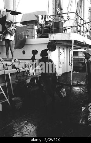 African trip, line -term acquisition: Bücher und Archivmaterial.35 Bilder in Serien. Das Foto wurde ungefähr 1961-09-02 aufgenommen. Linie für diejenigen, die den Äquator zum ersten Mal passieren. An Deck ist eine Szene vorbereitet. Ein Mann sollte den Reifen auf dem Schiff schrubben, „kriminelle Arbeit“? Stockfoto
