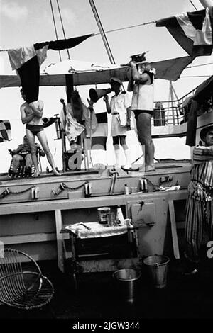 African trip, line -term acquisition: Bücher und Archivmaterial.35 Bilder in Serien. Das Foto wurde ungefähr 1961-09-02 aufgenommen. Linie für diejenigen, die den Äquator zum ersten Mal passieren. An Deck ist eine Szene vorbereitet. Einige Männer stehen an Deck, eine „Polizei“, ein „König“ und eine „Königin“ und mehr. Stockfoto