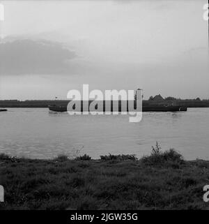 2. Die Niederlande, Frankreich. Fotojournal ist bei B.M.A. erhältlich + Fotoalben. Erwerb: Bücher und Archivmaterial. Fotos aufgenommen zwischen 1959-10-12. Und 1959-10-16,12 Bilder in Serie. Laut Notizen: Niederlande, Dortse Kil/Waal 12/10-59. Blick auf die Flussfahrt am Dortse Kil.en Barge auf der Straße auf einem Fluss. Stockfoto