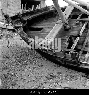 11. Frankreich. Fotojournal ist bei B.M.A. erhältlich + Fotoalben. Erwerb: Bücher und Archivmaterial. Fotos aufgenommen 1959-10-17,12 Bilder in Serie. Nach Angaben: Frankreich. Atlantikküste, Le Croisic, 17/10 -59. Konstruktionsdetails auf einem alten Schiffswrack fotografiert. Teile eines Bootes. Man sieht den Bogen an einem Strand liegen. Teile der Reifenplanken werden zerstört und weggebrochen. Stockfoto