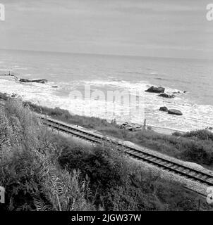 14. Schweden, Italien. Fotojournal ist bei B.M.A. erhältlich + Fotoalben. Erwerb: Bücher und Archivmaterial. Fotos aufgenommen 1959-10-28,12 Bilder in Serie. Nach Angaben: Italien. Fossacesia Stazione, 28/10 -59. Aussichten gegen die Adria mit Bootsfahrern und Senken. Ein yeah geht an einem Strand entlang, wo draußen ein offenes Meer ist. Hier wächst die Eisenbahn Büsche und Bäume. Stockfoto