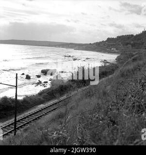 14. Schweden, Italien. Fotojournal ist bei B.M.A. erhältlich + Fotoalben. Erwerb: Bücher und Archivmaterial. Fotos aufgenommen 1959-10-28,12 Bilder in Serie. Nach Angaben: Italien. Fossacesia Stazione, 28/10 -59. Blick auf die Adria mit Bootsfahrern und Waschbecken. Eine Eisenbahn führt über einen Strand zu einer Meeresbucht. In der Bucht befindet sich ein Steg und am anderen Ende der Brücke steht ein Waschbecken. Stockfoto