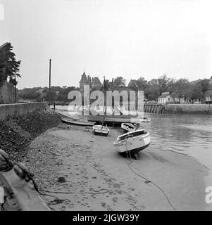 13. Frankreich. Fotojournal ist bei B.M.A. erhältlich + Fotoalben. Erwerb: Bücher und Archivmaterial. Fotos aufgenommen zwischen 1959-10-17 und 1959-10-18,12 Bilder in Serie. Nach Angaben: Frankreich. Atlantikküste, Pornic, 17/10 -59. Fischerboote, hauptsächlich Trawler, im Hafen. Ein paar Boote befinden sich in einem Hafen in einer Gemeinde. Es gibt Ebbe, so dass die Boote zum Teil am Boden des Hafenbeckens liegen. Stockfoto