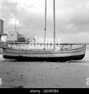 14. Schweden, Italien. Fotojournal ist bei B.M.A. erhältlich + Fotoalben. Erwerb: Bücher und Archivmaterial. Fotos aufgenommen 1959-10-28,12 Bilder in Serie. Nach Angaben: Italien. Adriaküste, Thermoli, 28/10 -59. Überdachte und unbedeckte Fischerboote mit lateinischen Rigs, die am Strand in Betrieb genommen wurden. Zwei Boote befinden sich an einem Strand. Am Strand ist auch ein Restaurant. Stockfoto