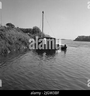6. Frankreich. Fotojournal ist bei B.M.A. erhältlich + Fotoalben. Erwerb: Bücher und Archivmaterial. Fotos aufgenommen 1959-10-16,12 Bilder in Serie. Nach Angaben: Frankreich. Loire, St Clément des Levées, 16/10 -59. Hausboot und Ruder. Zwei Boote befinden sich am Strand zu einem Fluss. Ein Boot ist Übermacht. Stockfoto