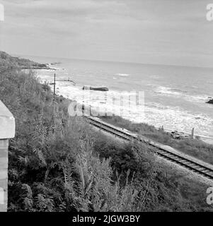 14. Schweden, Italien. Fotojournal ist bei B.M.A. erhältlich + Fotoalben. Erwerb: Bücher und Archivmaterial. Fotos aufgenommen 1959-10-28,12 Bilder in Serie. Nach Angaben: Italien. Fossacesia Stazione, 28/10 -59. Blick auf die Adria mit Bootsfahrern und Waschbecken. Ein Strand zu einem offenen Meer. Auf Strandvallen gibt es eine Eisenbahn, und dann Büsche und Bäume. Stockfoto