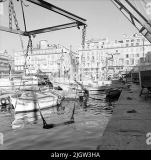 27. Frankreich. Fotojournal ist bei B.M.A. erhältlich + Fotoalben. Erwerb: Bücher und Archivmaterial. Fotos aufgenommen 1959-11-05,10 Fotos in Serie. Nach Angaben: Frankreich. Marseille, 5/11-59. Hauptsächlich kleine Boote. Eine Menge kleiner Boote verschiedener Art befinden sich im Binnenhafen. Im Hintergrund sieht man eine Strandstraße mit Häusern. Stockfoto