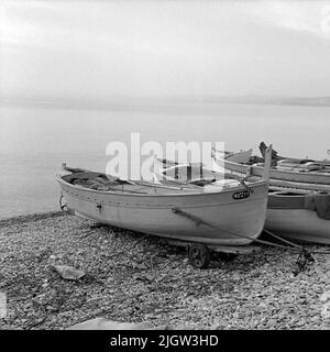 25. Frankreich. Fotojournal ist bei B.M.A. erhältlich + Fotoalben. Erwerb: Bücher und Archivmaterial. Fotos aufgenommen 1959-11-05,12 Bilder in Serie. Nach Angaben: Frankreich. Riviera, La Cagne, 5/11 -59. Boote am Strand. Ein paar Boote werden an einem Strand in Betrieb genommen. Stockfoto