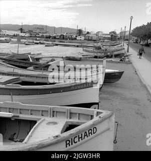 26. Frankreich. Fotojournal ist bei B.M.A. erhältlich + Fotoalben. Erwerb: Bücher und Archivmaterial. Fotos aufgenommen 1959-11-05,12 Bilder in Serie. Nach Angaben: Frankreich. Riviera, St. Raphaël, 5/11 -59. Boote im Hafen. Am Strand kann man eine Reihe von kleineren Fischerbooten sehen. Weiter entfernt befindet sich eine Gruppe von Karawanen usw. Stockfoto