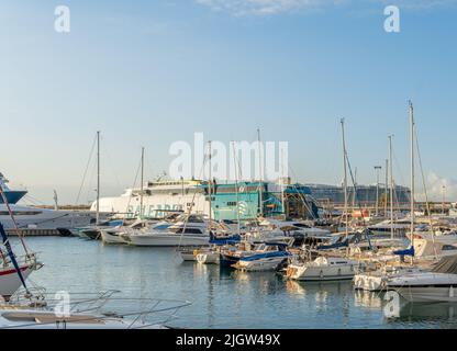 Palma de Mallorca, Spanien; juni 28 2022: Gesamtansicht des Hafenbahnhofs von Palma de Mallorca im Morgengrauen, mit der Fähre Balearia im Hintergrund Stockfoto