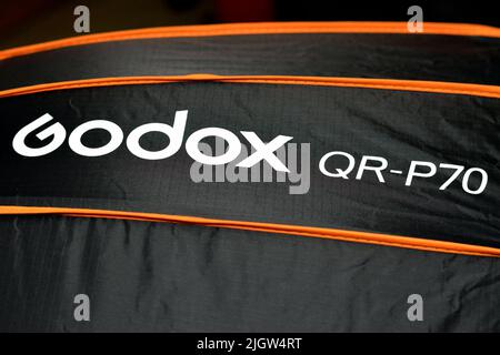Kairo, Ägypten, Juni 11 2022: Godox QR-P70 70cm 27,5591 Zoll Parabolic Softbox bowens Halterung, Schnellverschluss mit Front- und Innendiffusor für Godox SL-60 Stockfoto