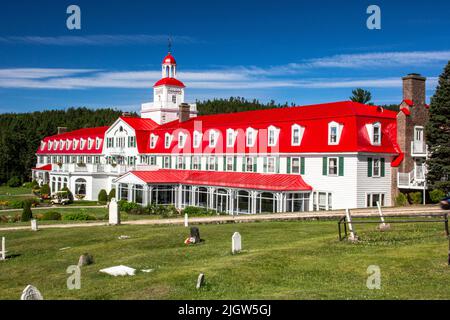 Hotel Tadoussac, Tadoussac, Quebec, Kanada. Foto vom Friedhof in der Nähe des Hotels. Stockfoto