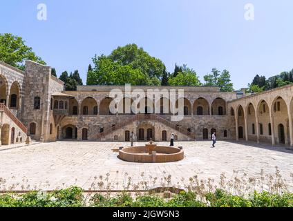 Innenhof des Beiteddine-Palastes aus dem 19.. Jahrhundert, Governorat Mount Lebanon, Beit ed-Dine, Libanon Stockfoto