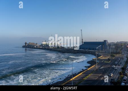 Ein Massengutfrachter im Laderampe des Hafens von Antofagasta, Chile. Stockfoto