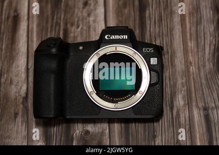 Kairo, Ägypten, Juni 11 2022: Frontansicht der spiegellosen Canon EOS R Vollformat-Digitalkamera ohne angeschlossenes Objektiv, selektiver Fokus der Canon R mirr Stockfoto