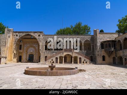 Innenhof des Beiteddine-Palastes aus dem 19.. Jahrhundert, Governorat Mount Lebanon, Beit ed-Dine, Libanon Stockfoto