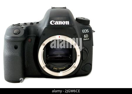 Kairo, Ägypten, Juni 11 2022: Vorderansicht der Canon EOS 6D Mark II Vollformat-DSLR-Digitalkamera ohne angeschlossenes Objektiv, selektiver Fokus von Canon Stockfoto