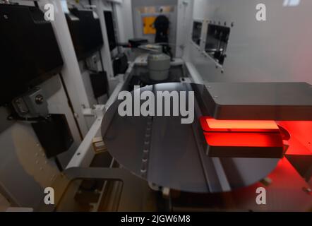 Dresden, Deutschland. 12.. Juli 2022. Blick auf eine Maschine zur Beschichtung von Wafern mit Gold bei einer Pressetour zum „Bosch Tech Day“ im Halbleiterwerk. Kredit: Robert Michael/dpa/Alamy Live Nachrichten Stockfoto