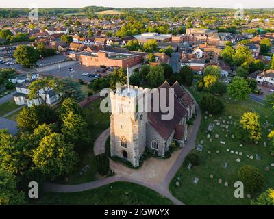 Luftaufnahme der St. Marys Kirche und des Stadtzentrums von Thatcham Stockfoto