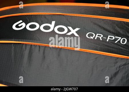 Kairo, Ägypten, Juni 11 2022: Godox QR-P70 70cm 27,5591 Zoll Parabolic Softbox bowens Halterung, Schnellverschluss mit Front- und Innendiffusor für Godox SL-60 Stockfoto