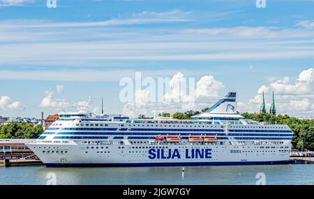 Die m/s Silja Serenade Cruisefähre am Olympia Terminal des Hafens von Helsinki an einem Sommertag. Stockfoto