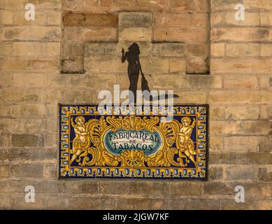 Buntes Fliesenschild an einer Wand in Sevilla, Andalusien, Spanien Stockfoto