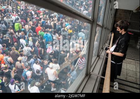 09.07.2022, Berlin, Deutschland, Europa - Techno-Musikfans und -Nachtschwärmer bei der Parade „Rave the Planet“, dem Nachfolger der Loveparade, dem Kultereignis. Stockfoto