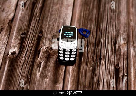 Kairo, Ägypten, Juni 11 2022: Ein winziges kleines Nokia Mini-Handy, ein altes klassisches intelligentes kleines Telefon mit einer klassischen Tastatur und normalem Bildschirm-Isolat Stockfoto