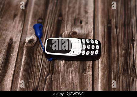 Kairo, Ägypten, Juni 11 2022: Ein winziges kleines Nokia Mini-Handy, ein altes klassisches intelligentes kleines Telefon mit einer klassischen Tastatur und normalem Bildschirm-Isolat Stockfoto