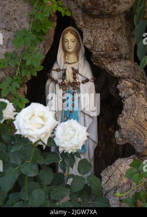Statue der Jungfrau Maria vor einem Haus, Governorat des Nordlibanon, Qnat, Libanon Stockfoto