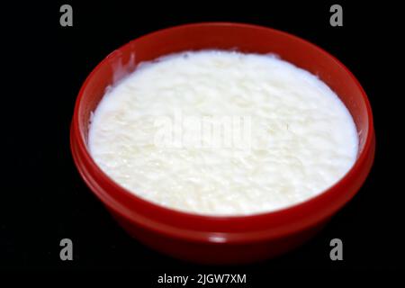 Eine Nahaufnahme eines indischen Rezepturdischs aus Milchreis, Joghurt und süßem Milchreis, sehr beliebt in Ägypten und arabischen Ländern, hergestellt aus Reis, Milch, suga Stockfoto