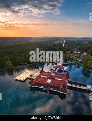 Heviz, Ungarn - Luftaufnahme des Heviz-Sees bei Sonnenaufgang, dem zweitgrößten Thermalsee der Welt und Ferienkurort in der Region Zala im Sommer-ti Stockfoto