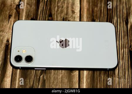 Kairo, Ägypten, Juni 11 2022: Apple iPhone 11 mit facetime, 128GB, 4GB RAM, 4G LTE, Weiß, Einzel-SIM und E-SIM, Face ID, 6,1-Zoll Liquid Retina HD Hig Stockfoto