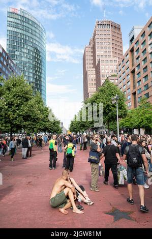 09.07.2022, Berlin, Deutschland, Europa - Techno-Musikfans und -Nachtschwärmer bei der Parade „Rave the Planet“, dem Nachfolger der Loveparade, dem Kultereignis. Stockfoto