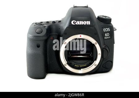 Kairo, Ägypten, Juni 11 2022: Vorderansicht der Canon EOS 6D Mark II Vollformat-DSLR-Digitalkamera ohne angeschlossenes Objektiv, selektiver Fokus von Canon Stockfoto