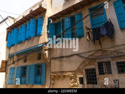 Altes traditionelles libanesisches Haus mit blauen Fenstern, Nord-Governorat, Tripolis, Libanon Stockfoto