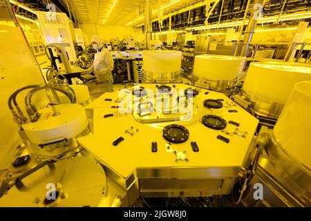 Dresden, Deutschland. 12.. Juli 2022. Ein Mitarbeiter steht während einer Pressetour zum „Bosch Tech Day“ im Halbleiterwerk an einer Maschine zur Beschichtung von Wafern mit Gold. Kredit: Robert Michael/dpa/Alamy Live Nachrichten Stockfoto