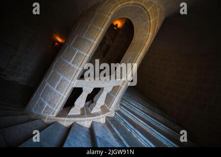 Grandiose, verwinkelte steinerne Wendeltreppe mit Marmorstufen in einem alten, traditionellen europäischen Palast Stockfoto