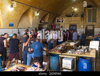 Auktion auf dem Fischmarkt, Nord-Governorate, Tripolis, Libanon Stockfoto