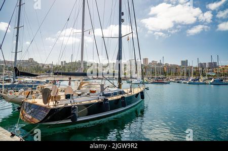Februar 04 2022-Bild des Hafens von Las palmas auf der Kanarischen Insel mit bestimmten Schiffen zur Vereinbarung Stockfoto