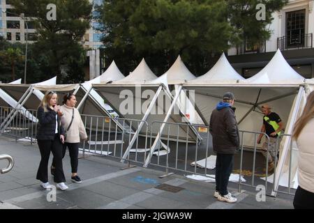 Für das Bastille Festival am Circular Quay, Sydney, Australien werden Stände aufgestellt Stockfoto