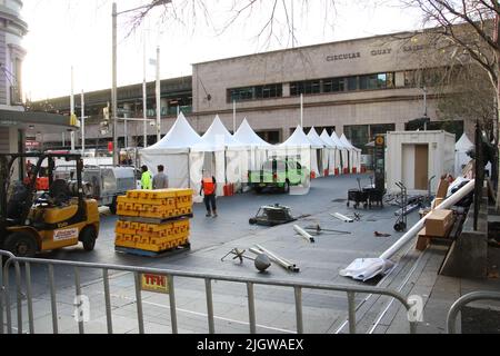 Für das Bastille Festival am Circular Quay, Sydney, Australien werden Stände aufgestellt Stockfoto