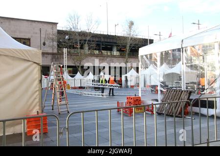 Für das Bastille Festival am Circular Quay, Sydney, Australien werden Stände aufgestellt Stockfoto