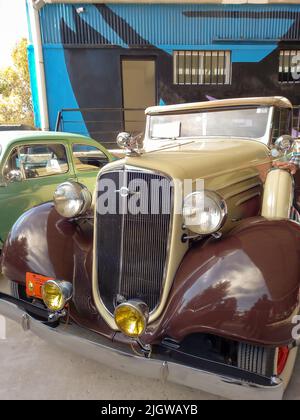 Vintage beige braun 1934 Chevrolet Chevy Master Cabriolet von GM. Vorderansicht. Expo Fierro 2022 Oldtimer-Show Stockfoto