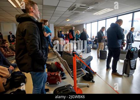 Speedy Boarding-Abschnitt von easyjet-Passagieren, die auf die Flugabfahrt am internationalen Flughafen belfast in großbritannien warten Stockfoto