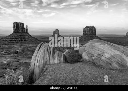 Malerische Morgenansicht der Westhandschuhe butte im Monument Valley, USA Stockfoto