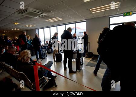 Speedy Boarding-Abschnitt von easyjet-Passagieren, die auf die Flugabfahrt am internationalen Flughafen belfast in großbritannien warten Stockfoto